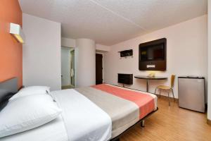 Postel nebo postele na pokoji v ubytování Motel 6-Plano, TX - West - Frisco