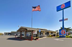 een Amerikaanse vlag die over een tankstation vliegt bij Motel 6-Willows, CA in Willows