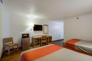Postel nebo postele na pokoji v ubytování Motel 6-Waukegan, IL + 37 fotografií