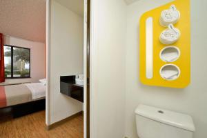 Postel nebo postele na pokoji v ubytování Motel 6-Plano, TX - West - Frisco