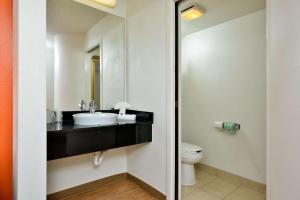 Koupelna v ubytování Motel 6-Plano, TX - West - Frisco