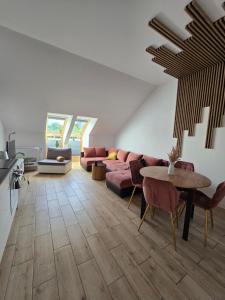 ein Wohnzimmer mit Sofa und Tisch in der Unterkunft Apartament Dolina Baryczy Milicz in Milicz