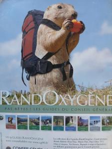 Eine Zeitschriftenanzeige mit einem Bären mit Rucksack in der Unterkunft Gite des remparts in Lucéram + 40 Fotos