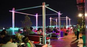 een groep mensen die 's nachts op een terras zitten bij Yeak Loam Hotel in Banlung +227 foto's