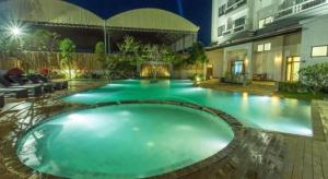 Swimmingpoolen hos eller tæt på Yeak Loam Hotel