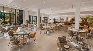 ḨanakTurtle Bay Resort - Red Sea的一间有桌椅的餐厅