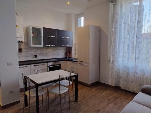 een keuken met een tafel en stoelen in een kamer bij Bright and cozy apartment in Sesto San Giovanni