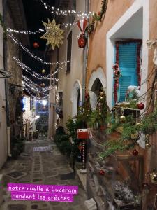 eine Straße mit Weihnachtslichtern und Weihnachtsdekorationen in der Unterkunft Gite des remparts in Lucéram