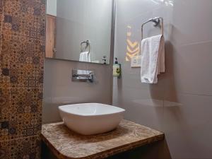 un bagno con un grande lavandino bianco su un bancone di Haven Hotel Sector 31,Gurugram a Gurgaon Altre 57 foto