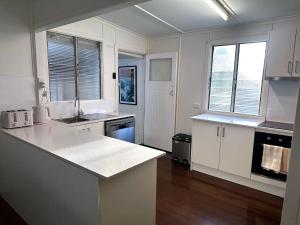 Køkken eller tekøkken på Little Ray on Sunshine. Hamptons style beachhouse