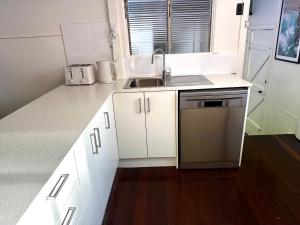 Køkken eller tekøkken på Little Ray on Sunshine. Hamptons style beachhouse