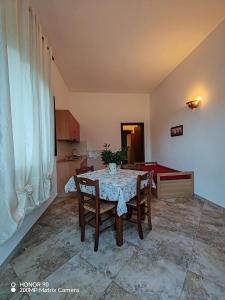 une salle à manger avec une table, des chaises et un canapé dans l'établissement Masseria Don Egidio, à Melendugno 130 autres photos