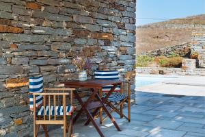 Cảnh núi rừng hoặc tầm nhìn ra núi từ nhà nghỉ dưỡng