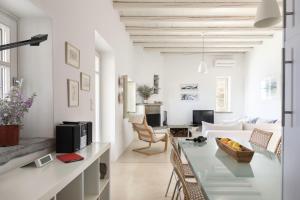 Khu vực ghế ngồi tại Kea Seascape Villa - a Cycladic Seaside Retreat