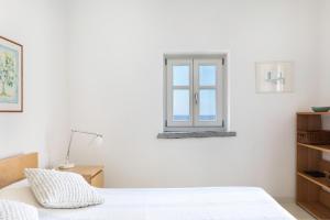 Giường trong phòng chung tại Kea Seascape Villa - a Cycladic Seaside Retreat +21 ảnh