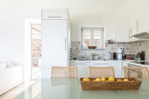 Nhà bếp/bếp nhỏ tại Kea Seascape Villa - a Cycladic Seaside Retreat