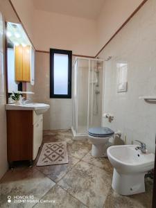 une salle de bains avec lavabo, toilettes et douche dans l'établissement Masseria Don Egidio, à Melendugno