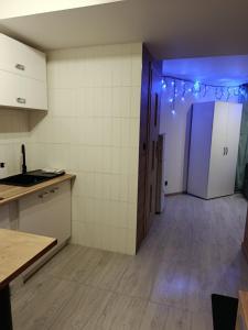 een lege kamer met een keuken en een hal bij Pokoje w Łomiankach Warszawa in Łomianki