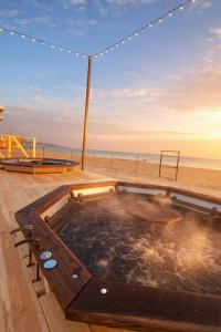 een hottub op het strand naast het strand bij Era Maris in Odessa