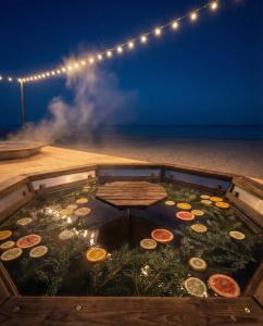 een vuurplaats midden op het strand bij Era Maris in Odessa