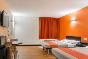 Tempat tidur dalam kamar di Motel 6-New Orleans, LA - Near Downtown