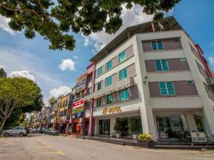 een gebouw aan de kant van een straat bij e Hotel in Melaka