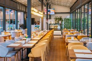 En restaurant eller et andet spisested på VE Hotels Adakale