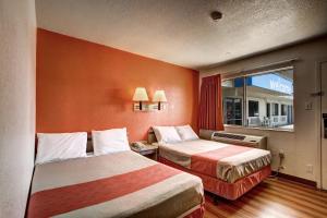 Un pat sau paturi într-o cameră la Motel 6 Wells