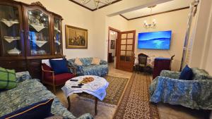 TV a/nebo společenská místnost v ubytování Family-friendly apartment in a village house with 4K NETFLIX and Fast Internet, 30 mins away from Thessaloniki