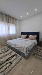 een groot bed in een kamer met een raam bij Le luxe MENZAH5 in Ariana