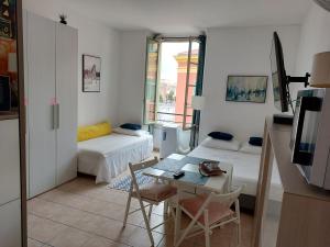 ein Wohnzimmer mit einem Bett, einem Tisch und einem Sofa in der Unterkunft Lovely view in Nizza