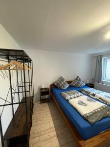 een slaapkamer met een bed en een stapelbed bij FeWo Renken in Trassenheide