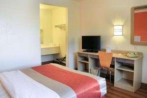 Μια τηλεόραση ή/και κέντρο ψυχαγωγίας στο Motel 6-Enfield, CT - Hartford