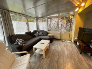 een woonkamer met een bank en een tafel bij FeWo Renken in Trassenheide