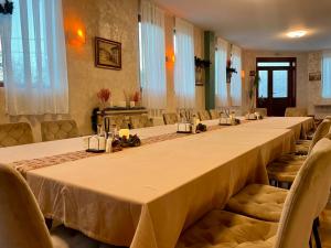 ein Besprechungsraum mit einem langen Tisch und Stühlen in der Unterkunft Вила Флора Паталеница in Patalenitsa + 62 Fotos