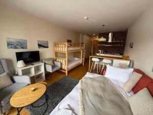 En eller flere senge i et værelse på New Gudauri Redco Premium Apartments