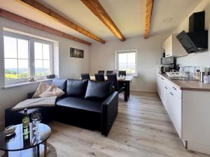 un soggiorno con divano e cucina di Ferienwohnungen Reutergut a Eibenstock
