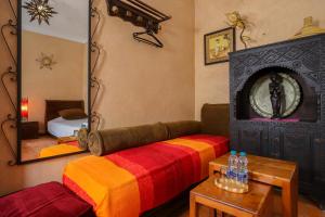 un soggiorno con un divano e uno specchio di Riad Salmiya Dune a Essaouira