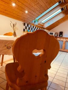 una sedia in legno in una cucina con tavolo di Odw homes - naturnahe Wohnung im Landhaus a Trösel