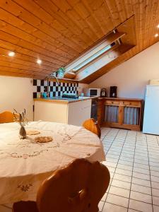 una cucina con un grande letto in una camera di Odw homes - naturnahe Wohnung im Landhaus a Trösel