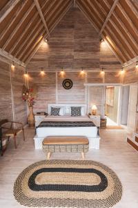 una camera da letto con un letto grande in una stanza di Garden Terrace Bali a Gobleg