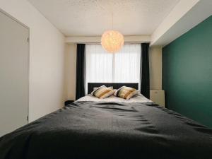 Postel nebo postele na pokoji v ubytování 606 Newly Open 札幌中心部の駅近徒歩圏内で観光やビジネスに最適で最大2名滞在可能な専用施設