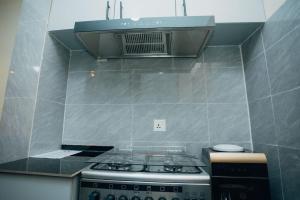 Il comprend une cuisine équipée d'une cuisinière et d'un four micro-ondes. dans l'établissement Glands Ndera f04, à Kigali