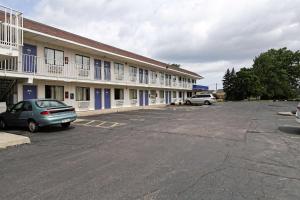un parking vide en face d'un hôtel dans l'établissement Motel 6-Amherst, OH - Cleveland West - Lorain, à Amherst