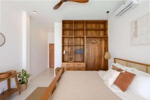 En eller flere senge i et værelse på Villa Anne - Sea View Private Pool + 37 billeder