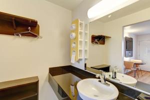 La salle de bains est pourvue d'un lavabo et d'un miroir. dans l'établissement Motel 6-Amherst, OH - Cleveland West - Lorain, à Amherst