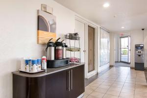 Kuchyň nebo kuchyňský kout v ubytování Motel 6-Tampa, FL - Fairgrounds