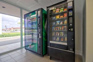 una máquina expendedora de refrescos en una tienda en Motel 6-Miami, FL, en Miami