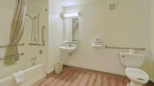 Ένα μπάνιο στο Motel 6-Maple Shade Township, NJ - Philadelphia - Mt Laurel