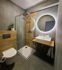 een badkamer met een douche, een toilet en een wastafel bij Penzion Panda in Turčianske Teplice